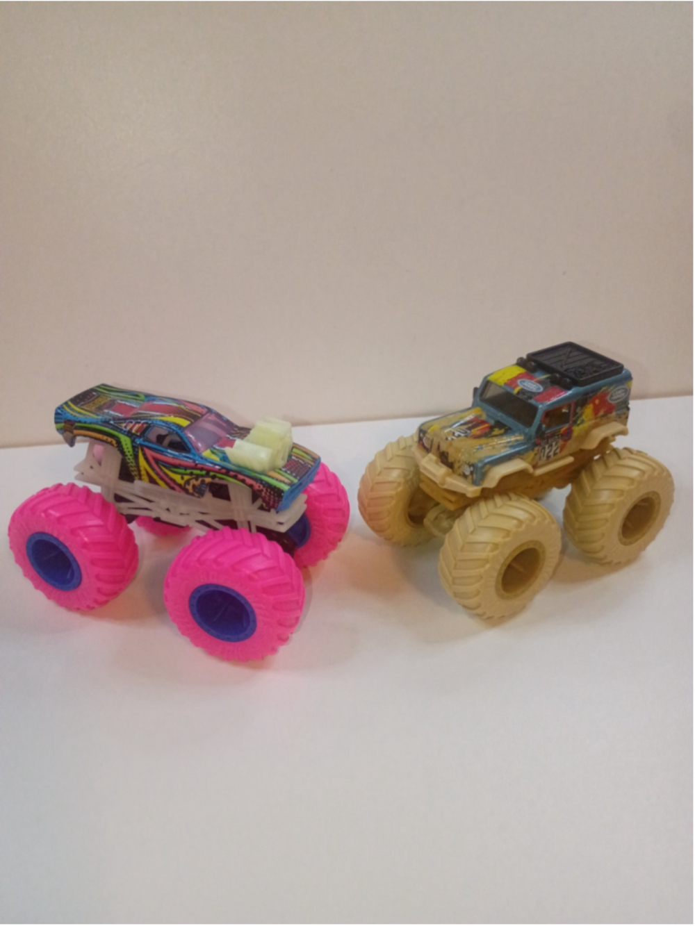 Lot of two Hot wheel monster Jam 1;64 scale jeep and car